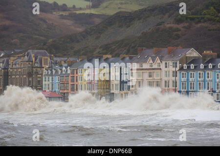 Aberystwyth, mid Wales, UK. 3. Januar 2014. Starke Winde und eine Springflut verursachen Wellen an die Westküste von Wales zu zerschmettern. Die Promenade am Aberystwyth war für die Öffentlichkeit geschlossen, wie Wellen über den Deich Riss, brechen Küstenschutzes und Trümmer über ein weites Gebiet zu verbreiten. Polizei und Küstenwache abgesperrten im Norden und Süden Promenaden an den hohen Gezeiten, und ein Feuerwehrauto wurde gestrandet. Bildnachweis: atgof.co/Alamy Live News Stockfoto