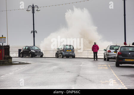 Aberystwyth, mid Wales, UK. 3. Januar 2014. Starke Winde und eine Springflut verursachen Wellen an die Westküste von Wales zu zerschmettern. Die Promenade am Aberystwyth war für die Öffentlichkeit geschlossen, wie Wellen über den Deich Riss, brechen Küstenschutzes und Trümmer über ein weites Gebiet zu verbreiten. Polizei und Küstenwache abgesperrten im Norden und Süden Promenaden an den hohen Gezeiten, und ein Feuerwehrauto wurde gestrandet. Bildnachweis: atgof.co/Alamy Live News Stockfoto