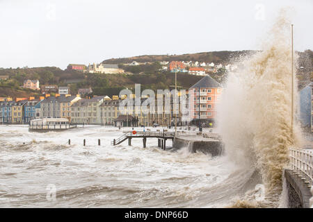 Aberystwyth, mid Wales, UK. 3. Januar 2014. Starke Winde und eine Springflut verursachen Wellen an die Westküste von Wales zu zerschmettern. Die Promenade am Aberystwyth war für die Öffentlichkeit geschlossen, wie Wellen über den Deich Riss, brechen Küstenschutzes und Trümmer über ein weites Gebiet zu verbreiten. Polizei und Küstenwache abgesperrten im Norden und Süden Promenaden an den hohen Gezeiten, und ein Feuerwehrauto wurde gestrandet. Bildnachweis: atgof.co/Alamy Live News Stockfoto