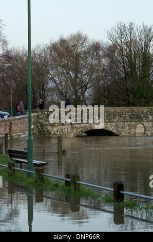 Iford, Christchurch, Dorset, UK. 3. Januar 2014. Bewohner aus der Iford Bridge Home Park Website evakuiert. Wasserstände steigend Stockfoto