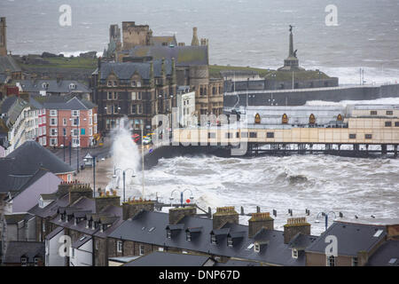 Aberystwyth, mid Wales, UK. 3. Januar 2014. Starke Winde und eine Springflut verursachen Wellen an die Westküste von Wales zu zerschmettern. Die Promenade am Aberystwyth war für die Öffentlichkeit geschlossen, wie Wellen über den Deich Riss, brechen Küstenschutzes und Trümmer über ein weites Gebiet zu verbreiten. Polizei und Küstenwache abgesperrten im Norden und Süden Promenaden an den hohen Gezeiten, und ein Feuerwehrauto wurde gestrandet. Bildnachweis: atgof.co/Alamy Live News Stockfoto