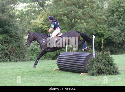 Pferd und Reiter Springen einen Zaun in der Langlauf-Phase der eine eintägige Veranstaltung Stockfoto