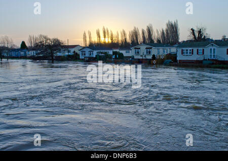 Iford, Christchurch, Dorset, UK. 3. Januar 2014. Bewohner aus der Iford Bridge Home Park Website evakuiert. Wasserstände steigend Stockfoto