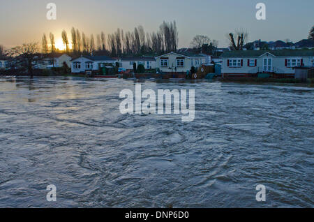 Iford, Christchurch, Dorset, UK. 3. Januar 2014. Bewohner aus der Iford Bridge Home Park Website evakuiert. Wasserstände steigend Stockfoto