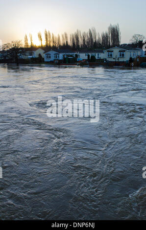 Iford, Christchurch, Dorset, UK. 3. Januar 2014. Bewohner aus der Iford Bridge Home Park Website evakuiert. Wasserstände steigend Stockfoto