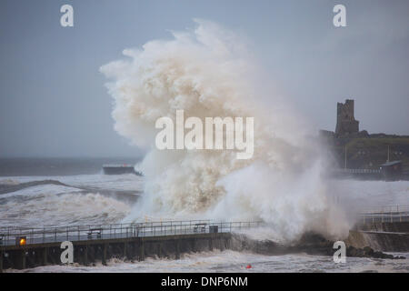 Aberystwyth, mid Wales, UK. 3. Januar 2014. Starke Winde und eine Springflut verursachen Wellen an die Westküste von Wales zu zerschmettern. Die Promenade am Aberystwyth war für die Öffentlichkeit geschlossen, wie Wellen über den Deich Riss, brechen Küstenschutzes und Trümmer über ein weites Gebiet zu verbreiten. Polizei und Küstenwache abgesperrten im Norden und Süden Promenaden an den hohen Gezeiten, und ein Feuerwehrauto wurde gestrandet. Bildnachweis: atgof.co/Alamy Live News Stockfoto