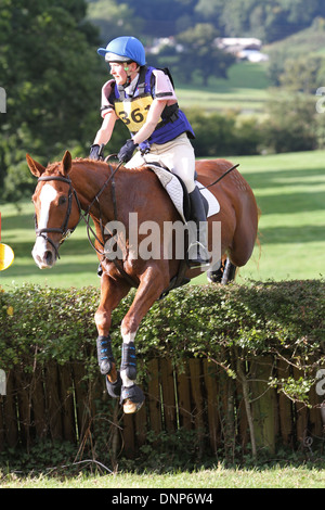 Pferd und Reiter Springen einen Zaun in der Langlauf-Phase der eine eintägige Veranstaltung Stockfoto