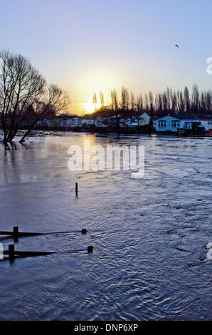 Iford, Christchurch, Dorset, UK. 3. Januar 2014. Bewohner aus der Iford Bridge Home Park Website evakuiert. Wasserstände steigend Stockfoto