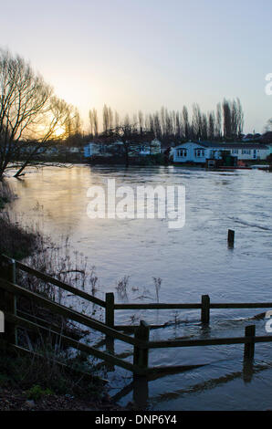 Iford, Christchurch, Dorset, UK. 3. Januar 2014. Bewohner aus der Iford Bridge Home Park Website evakuiert. Wasserstände steigend Stockfoto