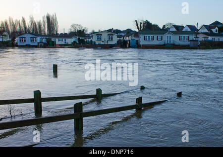 Iford, Christchurch, Dorset, UK. 3. Januar 2014. Bewohner aus der Iford Bridge Home Park Website evakuiert. Wasserstände steigend Stockfoto