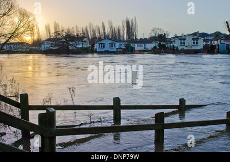 Iford, Christchurch, Dorset, UK. 3. Januar 2014. Bewohner aus der Iford Bridge Home Park Website evakuiert. Wasserstände steigend Stockfoto