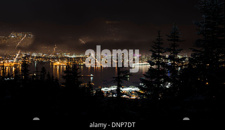 Blick auf den Hafen von Vancouver in der Nacht vom Gipfel des Grouse Mountain in North Vancouver am Heiligabend 2013. Canada Place. Stockfoto