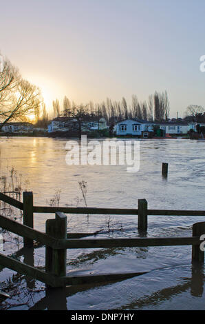 Iford, Christchurch, Dorset, UK. 3. Januar 2014. Bewohner aus der Iford Bridge Home Park Website evakuiert. Wasserstände steigend Stockfoto