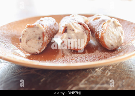 Cannoli sizilianischen Süßigkeiten Dessert Closeup Teller Kuchen Closeup cookies Stockfoto