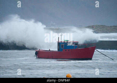 Barmouth, Gwynedd, Wales, UK. 3. Januar 2014. Mit mehr als 500 Flut warnte Warnungen und Alarme bundesweit die Umweltagentur Menschen bereit sein, sich selbst und ihre Häuser zu schützen und zu weit nach hinten ab Hochwassermarke an Küsten bleiben. Bildnachweis: Graham M. Lawrence/Alamy Live-Nachrichten. Stockfoto