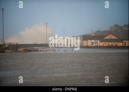 Barmouth, Gwynedd, Wales, UK. 3. Januar 2014. Mit mehr als 500 Flut warnte Warnungen und Alarme bundesweit die Umweltagentur Menschen bereit sein, sich selbst und ihre Häuser zu schützen und zu weit nach hinten ab Hochwassermarke an Küsten bleiben. Bildnachweis: Graham M. Lawrence/Alamy Live-Nachrichten. Stockfoto