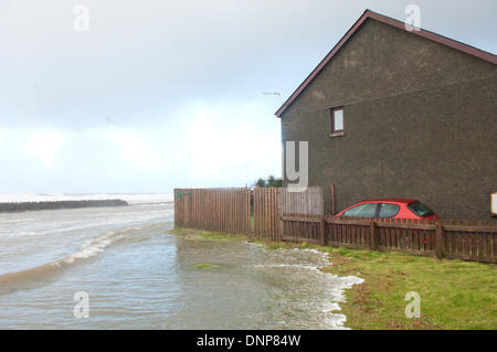 Barmouth, Gwynedd, Wales, UK. 3. Januar 2014. Mit mehr als 500 Flut warnte Warnungen und Alarme bundesweit die Umweltagentur Menschen bereit sein, sich selbst und ihre Häuser zu schützen und zu weit nach hinten ab Hochwassermarke an Küsten bleiben. Bildnachweis: Graham M. Lawrence/Alamy Live-Nachrichten. Stockfoto