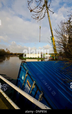 Iford Brücke, Bournemouth, UK 3. Januar 2014. Mülltonnen und Container fegte den Fluss Stour durch Hochwasser sind bei Iford Brücke gefangen. Arbeiter versuchen, sie mit einem großen Kran zu erholen. Flut Wasser voraussichtlich weiter steigen mit mehr Regen und ein weiterer Sturm Forexast für heute Freitag und Sonntag Credit: Roger Allen Fotografie/Alamy Live News Stockfoto