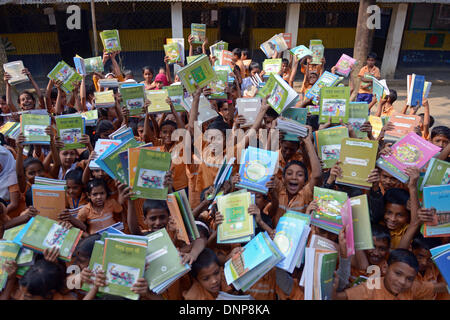 Dhaka, Bangladesch. 2. Januar 2014--feiern Schüler, wie sie ihre neue Lehrbücher für neue Klassen am Donnerstag in Narayanganjs Rupganj. --Das Lehrbuch-Festival wird in den Schulen und Medresen landesweit gefeiert. Studenten an der Rupganj, Intervida Pathshala Schule laufen und spielen mit ihren Büchern. Bildnachweis: Zakir Hossain Chowdhury Zakir/Alamy Live-Nachrichten Stockfoto