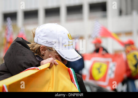 Grenoble, Frankreich. 3. Januar 2014. Schumacher Fan Marina schreit vor dem "Centre Hospitalier Universitaire" (CHU) Krankenhaus in Grenoble, in der Nähe von den französischen Alpen, Frankreich, 3. Januar 2014. Schumacher ist immer noch in einem kritischen Zustand, nachdem er Notoperation unterzog sich nach seiner Zulassung im Koma mit einem Schädel Trauma nach einem Skiunfall in Meribel, laut Krankenhaus in Grenoble. Foto: DAVID EBENER/Dpa/Alamy Live News Stockfoto