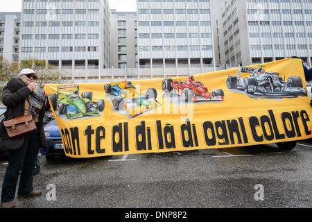 Grenoble, Frankreich. 3. Januar 2014. Schumacher Fan Marina hält einen Banner lesen "mit Ihnen - egal, welche Farbe" vor dem "Centre Hospitalier Universitaire" (CHU) Krankenhaus in Grenoble, in der Nähe von den französischen Alpen, Frankreich, 3. Januar 2014. Schumacher ist immer noch in einem kritischen Zustand, nachdem er Notoperation unterzog sich nach seiner Zulassung im Koma mit einem Schädel Trauma nach einem Skiunfall in Meribel, laut Krankenhaus in Grenoble. Foto: DAVID EBENER/Dpa/Alamy Live News Stockfoto