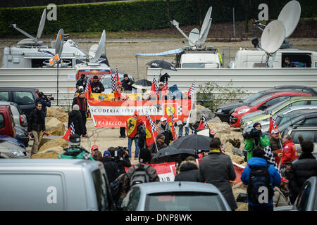 Grenoble, Frankreich. 3. Januar 2014. Fans kommen am Klinikum "Centre Hospitalier Universitaire" (CHU) in Grenoble, in der Nähe von den französischen Alpen, Frankreich, 3. Januar 2014. Schumacher ist immer noch in einem kritischen Zustand, nachdem er Notoperation unterzog sich nach seiner Zulassung im Koma mit einem Schädel Trauma nach einem Skiunfall in Meribel, laut Krankenhaus in Grenoble. Foto: DAVID EBENER/Dpa/Alamy Live News Stockfoto