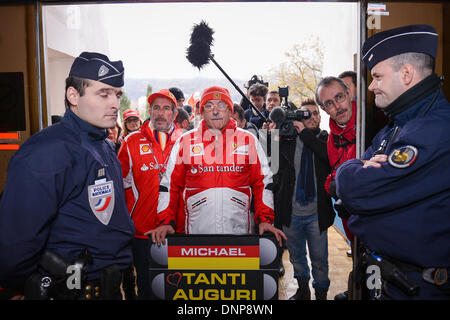 Grenoble, Frankreich. 3. Januar 2014. Tifosi mit Geburtstagsgrüße für den Ruhestand Formel ein deutscher Rennfahrer Michael Schumacher wo von Polizisten gestoppt, als sie versuchen, das "Centre Hospitalier Universitaire" (CHU) Krankenhaus in Grenoble, in der Nähe von den französischen Alpen, Frankreich, 3. Januar 2014 eingeben. Schumacher ist immer noch in einem kritischen Zustand, nachdem er Notoperation unterzog sich nach seiner Zulassung im Koma mit einem Schädel Trauma nach einem Skiunfall in Meribel, laut Krankenhaus in Grenoble. Foto: DAVID EBENER/Dpa/Alamy Live News Stockfoto