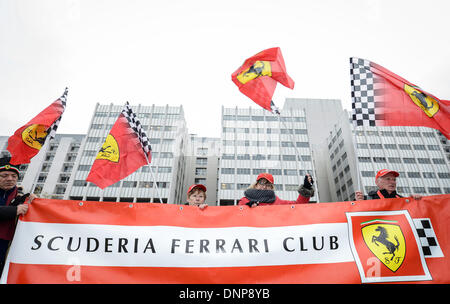 Grenoble, Frankreich. 3. Januar 2014. Fans halten eine Ferrari-Flagge vor dem "Centre Hospitalier Universitaire" (CHU) Krankenhaus in Grenoble, in der Nähe von den französischen Alpen, Frankreich, 3. Januar 2014. Schumacher ist immer noch in einem kritischen Zustand, nachdem er Notoperation unterzog sich nach seiner Zulassung im Koma mit einem Schädel Trauma nach einem Skiunfall in Meribel, laut Krankenhaus in Grenoble. Foto: DAVID EBENER/Dpa/Alamy Live News Stockfoto