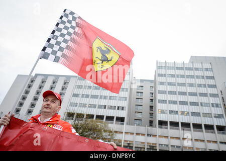 Grenoble, Frankreich. 3. Januar 2014. Fans halten eine Ferrari-Flagge vor dem "Centre Hospitalier Universitaire" (CHU) Krankenhaus in Grenoble, in der Nähe von den französischen Alpen, Frankreich, 3. Januar 2014. Schumacher ist immer noch in einem kritischen Zustand, nachdem er Notoperation unterzog sich nach seiner Zulassung im Koma mit einem Schädel Trauma nach einem Skiunfall in Meribel, laut Krankenhaus in Grenoble. Foto: DAVID EBENER/Dpa/Alamy Live News Stockfoto