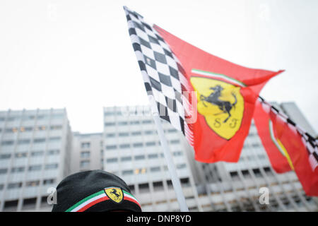 Grenoble, Frankreich. 3. Januar 2014. Fans halten eine Ferrari-Flagge vor dem "Centre Hospitalier Universitaire" (CHU) Krankenhaus in Grenoble, in der Nähe von den französischen Alpen, Frankreich, 3. Januar 2014. Schumacher ist immer noch in einem kritischen Zustand, nachdem er Notoperation unterzog sich nach seiner Zulassung im Koma mit einem Schädel Trauma nach einem Skiunfall in Meribel, laut Krankenhaus in Grenoble. Foto: DAVID EBENER/Dpa/Alamy Live News Stockfoto