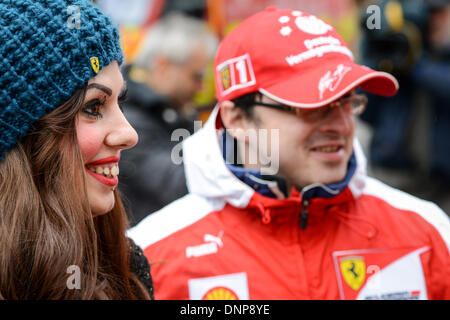 Grenoble, Frankreich. 3. Januar 2014. Tofosi am Klinikum "Centre Hospitalier Universitaire" (CHU) in Grenoble, in der Nähe von den französischen Alpen, Frankreich, 3. Januar 2014 kommen. Schumacher ist immer noch in einem kritischen Zustand, nachdem er Notoperation unterzog sich nach seiner Zulassung im Koma mit einem Schädel Trauma nach einem Skiunfall in Meribel, laut Krankenhaus in Grenoble. Foto: DAVID EBENER/Dpa/Alamy Live News Stockfoto