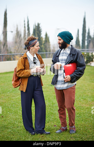 Hipster paar reden und Kaffeetrinken gehen am Uni-campus Stockfoto