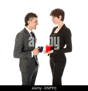 Geschäftsmann und Frau, die einen Bruch mit einer Tasse Kaffee Stockfoto