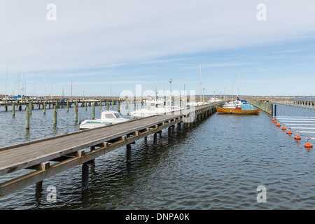 Marina Hafen mit Holzsteg in der Nähe von Göteborg, Schweden Stockfoto