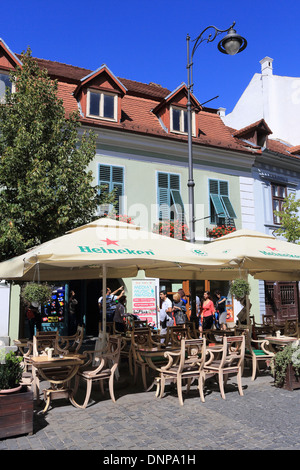 Cafés auf der belebten Str Nicolae Balcescu, im Zentrum der mittelalterlichen Stadt Sibiu, in Siebenbürgen, Rumänien, Osteuropa Stockfoto