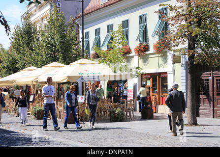 Cafés auf der belebten Str Nicolae Balcescu, im Zentrum der mittelalterlichen Stadt Sibiu, in Siebenbürgen, Rumänien, Osteuropa Stockfoto