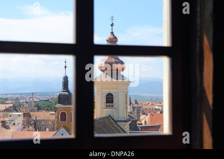 Der Blick auf den charmanten, mittelalterlichen Zentrum von Sibiu, durch ein Fenster der Ratturm, in Siebenbürgen, Rumänien Stockfoto