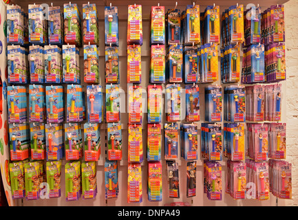 Innenraum des IT'SUGAR Store am Broadway in Greenwich Village. Eine Darstellung der Pez Bonbons Artikel zum Verkauf. Stockfoto