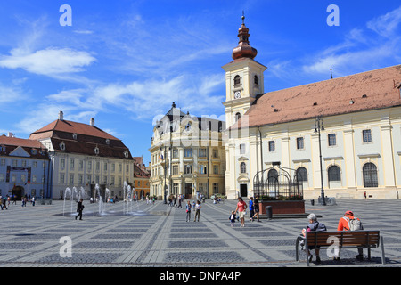 Piata Mare - dem großen Ring - in Sibiu, mit dem Brukenthal-Museum und der römisch-katholischen Kirche, in Siebenbürgen, Rumänien Stockfoto