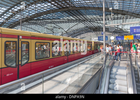 BERLIN, Deutschland - 25 Juli: Unbekannte Pendler mit dem Zug am Hauptbahnhof Berlin 25. Juli 2013 in Cen Reisen auf Stockfoto