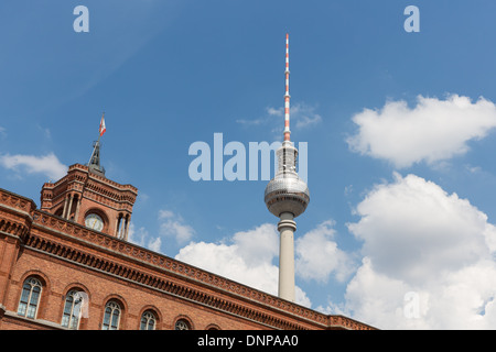 Fernsehturm Berlin hinter der Fassade des Rotes Rathaus Stockfoto