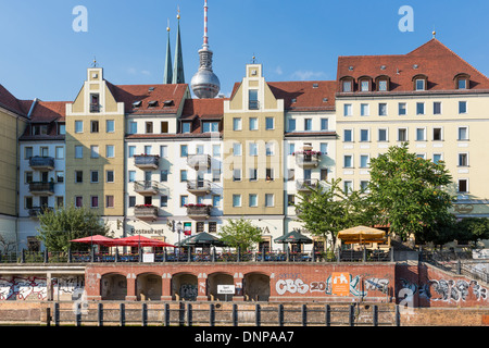 Berlin, Deutschland - 25. Juli: stadtbild Berlin mit unbekannten Menschen sitzen auf Terrassen von Spree gesehen Am 25. Juli 2013 in b Stockfoto