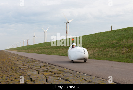 Velomobil Fahrrad entlang der niederländischen Küste Stockfoto