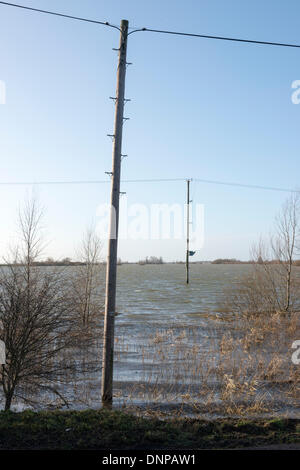 Cambridgeshire, Großbritannien. 3. Januar 2014. Ouse Waschungen bei Sutton Gault sind als eine Kombination von starken Regenfällen überflutet und hohen Gezeiten verursachen Überschwemmungen im Land. Ackerland zwischen zwei künstlichen Flüssen, Old und New Bedford-Ebenen, die von Earith in Cambridgeshire nach Denver in Norfolk, soll die Flut Hochwasser aus dem Fluss Great Ouse zu absorbieren, um viel von East Anglia trocken zu halten. Die Wasserstände sind hoch, und mehr Regen und Wind wird in den kommenden Tagen erwartet. Bildnachweis: Julian Eales/Alamy Live-Nachrichten Stockfoto