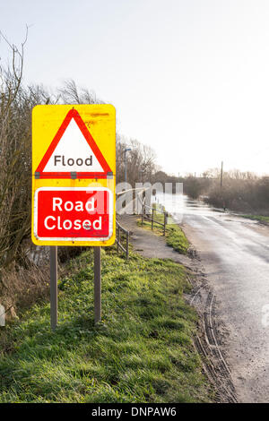 Cambridgeshire, Großbritannien. 3. Januar 2014. Ouse Waschungen bei Sutton Gault sind als eine Kombination von starken Regenfällen überflutet und hohen Gezeiten verursachen Überschwemmungen im Land. Ackerland zwischen zwei künstlichen Flüssen, Old und New Bedford-Ebenen, die von Earith in Cambridgeshire nach Denver in Norfolk, soll die Flut Hochwasser aus dem Fluss Great Ouse zu absorbieren, um viel von East Anglia trocken zu halten. Die Wasserstände sind hoch, und mehr Regen und Wind wird in den kommenden Tagen erwartet. Bildnachweis: Julian Eales/Alamy Live-Nachrichten Stockfoto