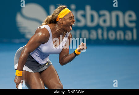 Brisbane, Australien. 3. Januar 2014. Serena Williams aus den USA feiert nach dem Sieg ihr Dameneinzel Halbfinale gegen Maria Sharapova Russlands am Flughafen Brisbane-Tennis-Turnier in Brisbane, Australien, 3. Januar 2014 nicht mithalten. Serena Williams gewann 2: 0. (Xinhua/Bai Xue) Stockfoto