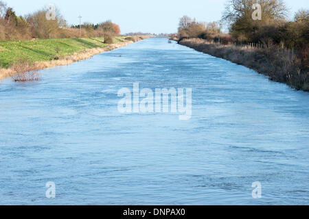 Cambridgeshire, Großbritannien. 3. Januar 2014. Ouse Waschungen bei Sutton Gault sind als eine Kombination von starken Regenfällen überflutet und hohen Gezeiten verursachen Überschwemmungen im Land. Ackerland zwischen zwei künstlichen Flüssen, Old und New Bedford-Ebenen, die von Earith in Cambridgeshire nach Denver in Norfolk, soll die Flut Hochwasser aus dem Fluss Great Ouse zu absorbieren, um viel von East Anglia trocken zu halten. Die Wasserstände sind hoch, und mehr Regen und Wind wird in den kommenden Tagen erwartet. Bildnachweis: Julian Eales/Alamy Live-Nachrichten Stockfoto