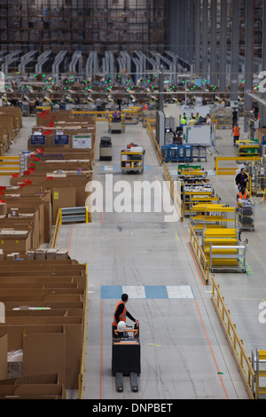 Faszinierend, hinter den Kulissen Bild des Amazon-Logistikzentrums in Staffordshire. Stockfoto