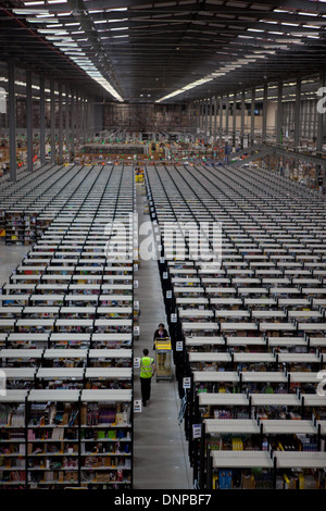 Faszinierend, hinter den Kulissen Bild des Amazon-Logistikzentrums in Staffordshire. Stockfoto