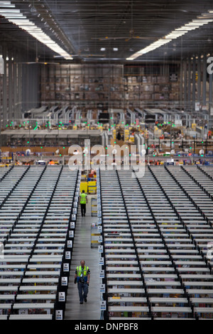 Faszinierend, hinter den Kulissen Bild des Amazon-Logistikzentrums in Staffordshire. Stockfoto